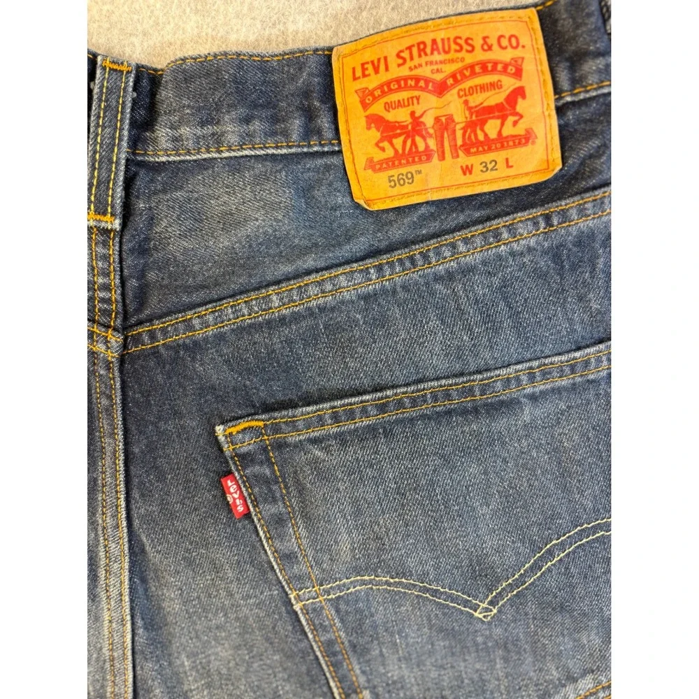 Levis Mens Denim Shorts Medium Wash Blue Cotton Relaxed Fit Size 32 35569-0174